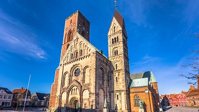 Ribes domkyrka, med en blandning av gr� sten i romansk stil och tegelgotik.