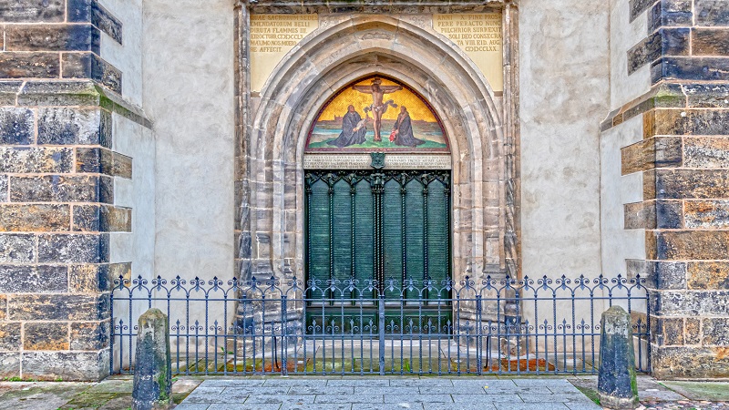 Den berömda kyrkporten i Wittenberg där Luther spikade upp sina 95 teser som nu finns ingraverade i dörren.
