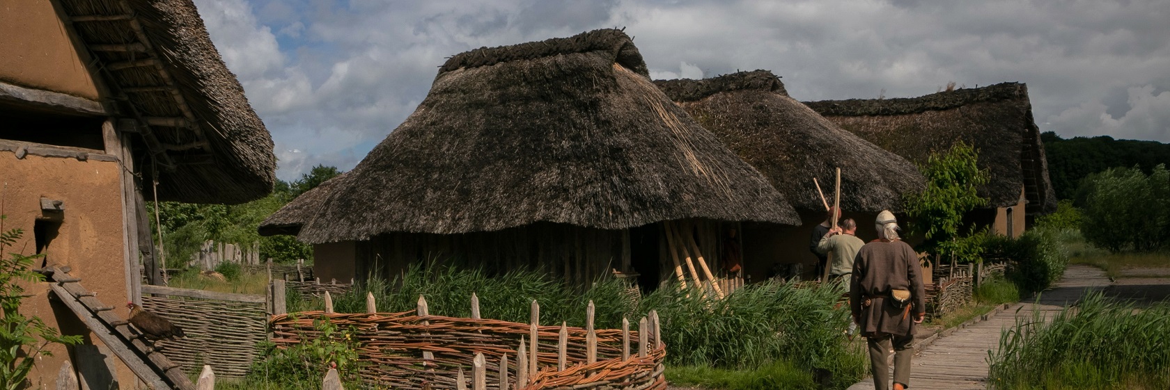 En rekonstruerad vikingaby med vasskl�dda hustak i Hedeby, Schleswig.